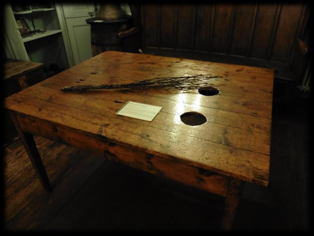 In het museum staat nog de Birching Table. Het is een tafel met twee gaten in.