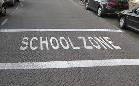 Er is weinig verkeer rondom de school, maar het moet wel duidelijk zijn voor iedereen dat je maken hebt met een schoolzone. Er is een verkeersonderzoek geweest en we hebben plattegronden aangeleverd.