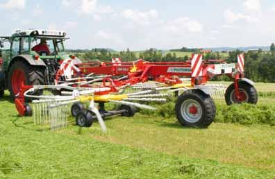 Hierbij wordt het totale gewas, bijvoorbeeld luzerne, totaal doorgekamt TOP 702 C / TOP 762 C. Traploze aanpassing vanaf de tractor.