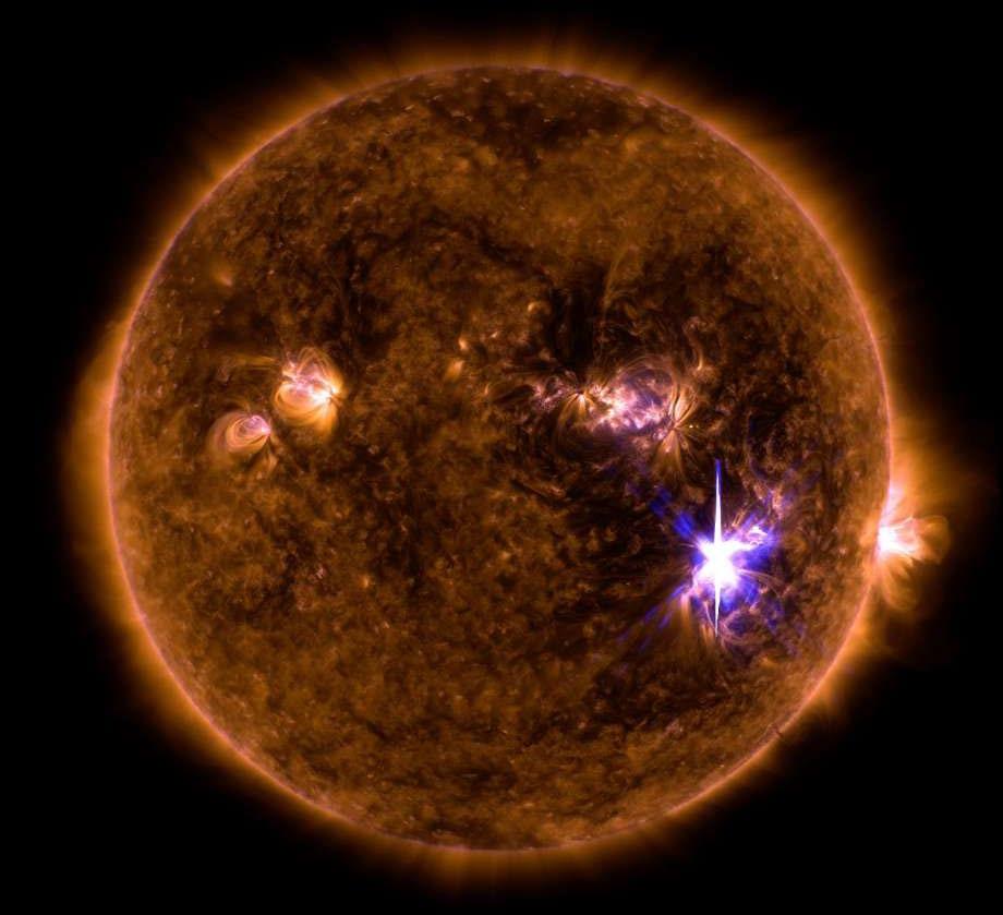 Figuur 2 (boven): De X9.3 zonnevlam van 6 september 2017, waargenomen door NASA`s Solar Dynamics Observatory. Zulke zware zonnevlammen komen hooguit enkele keren per zonnecyclus voor.