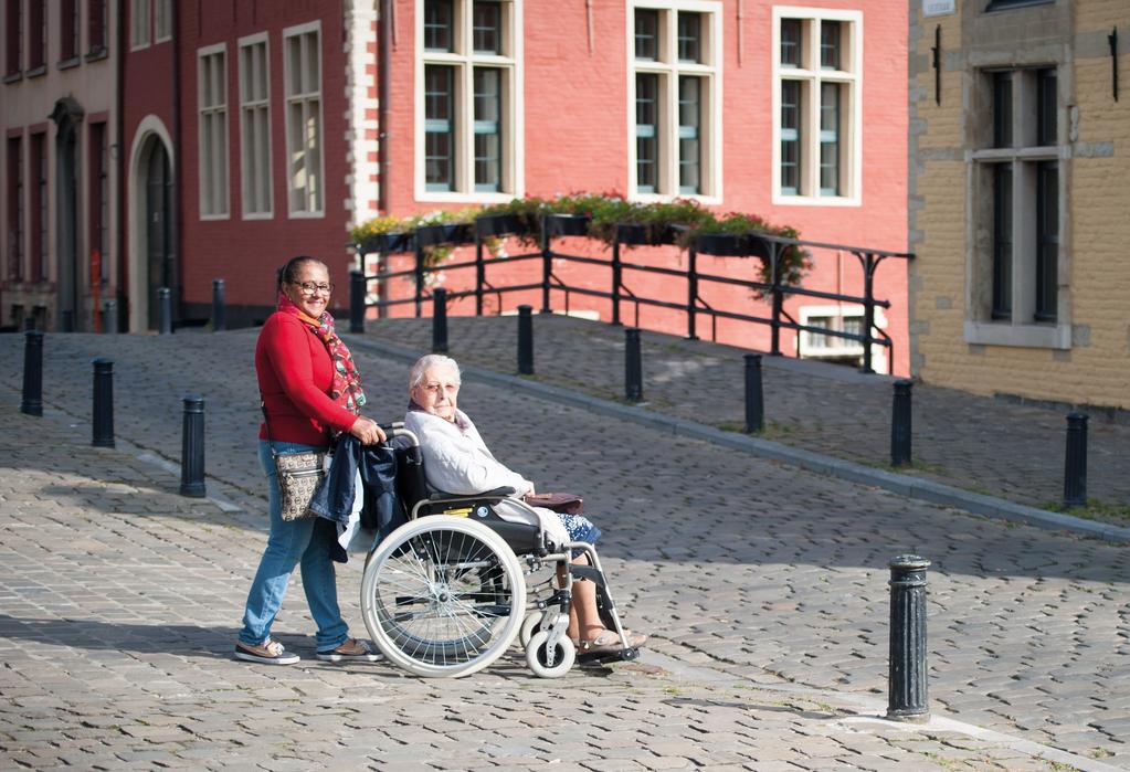 Met mijn rollator beweeg ik me nog vlot door mijn flatje, maar buiten waag ik me niet meer. De voetpaden liggen niet overal even effen.