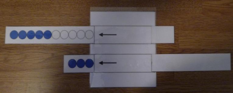 Schuif de stroken in de houder Een voorbeeld (1-) Hieronder ziet u de som: 1- De truck is te schuiven met het 10-tal Dus: de bovenste strook 10-= / op de