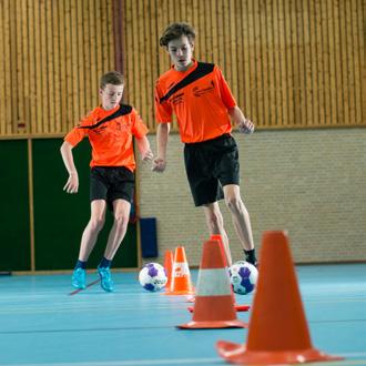 En dat is niet alles. Want bij sport komt veel meer kijken! Wat dacht je van coachen, scheidsrechteren, hulpverlenen, organiseren en leidinggeven?