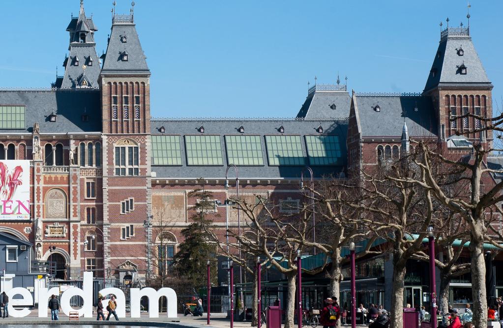 EEN REISJE NAAR AMSTERDAM Op 23 juni ging ik met mijn klas naar het Rijksmuseum in Amsterdam. Eerst zat ik met de leerlingen en de docenten in de bus te praten en te zingen.