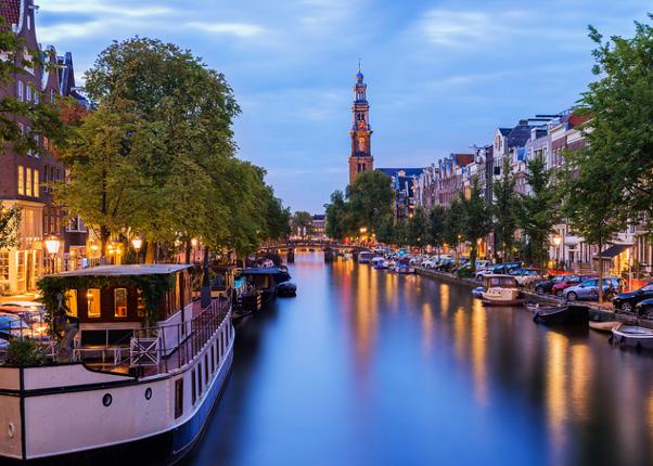 DROOM REISJE MET DE SCHOOL DOOR MOHAMED OP 23 MEI reisde ik samen met de school naar Amsterdam. Naar de Hoofstad van Nederland, De belangrijkste stad in Nederland.