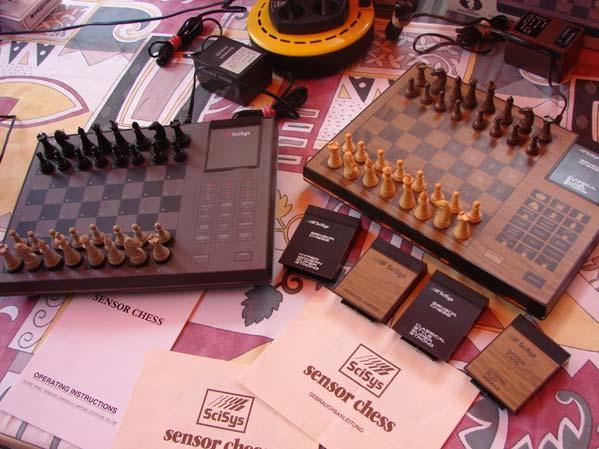 10-1981 [E-4301] SciSys - Strong Play (Sensor Chess module) Het Strong Play moduul breidt het basis programma met ongeveer 50% uit, wat niet alleen meer speelsterkte geeft, maar ook enkele