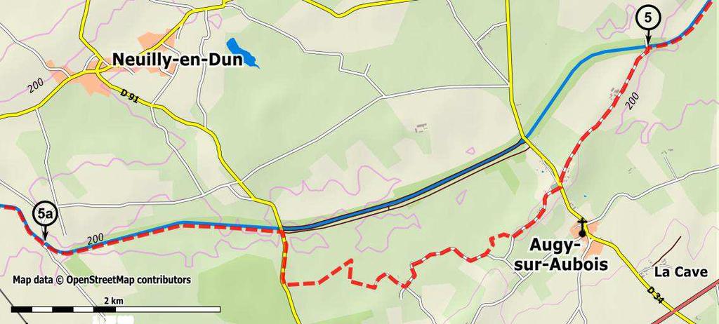 Neem de rechterroute naar Les Brusques. Loop door gehucht en vervolg via pad. Bij kruising volg rechter weg die al zigzaggend voert naar Bois de Lienesse. Volg D91 naar rechts tot Canal de Berry.