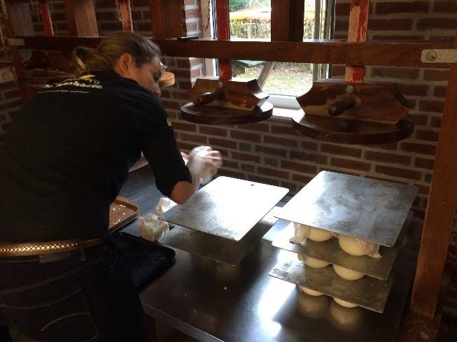 00 uur moesten de kazen op school worden ontdaan van de pekel en kon het drogen gaan beginnen. Bij voorkeur op een houten plank.