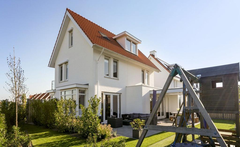 Exterieur De onlangs aangelegde tuin met achterom is gelegen op het zuidwesten en biedt daardoor veel zonnige genietmomenten.