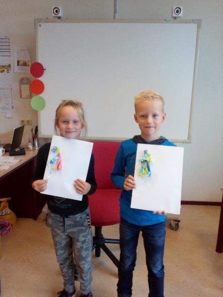 En dan nu de winnaars uit groep 5 Jeron en Tess!!! Gefeliciteerd en succes op 13 oktober!!! Aardrijkskunde. Even een beeld van het werken met de atlas: Is de aarde plat?