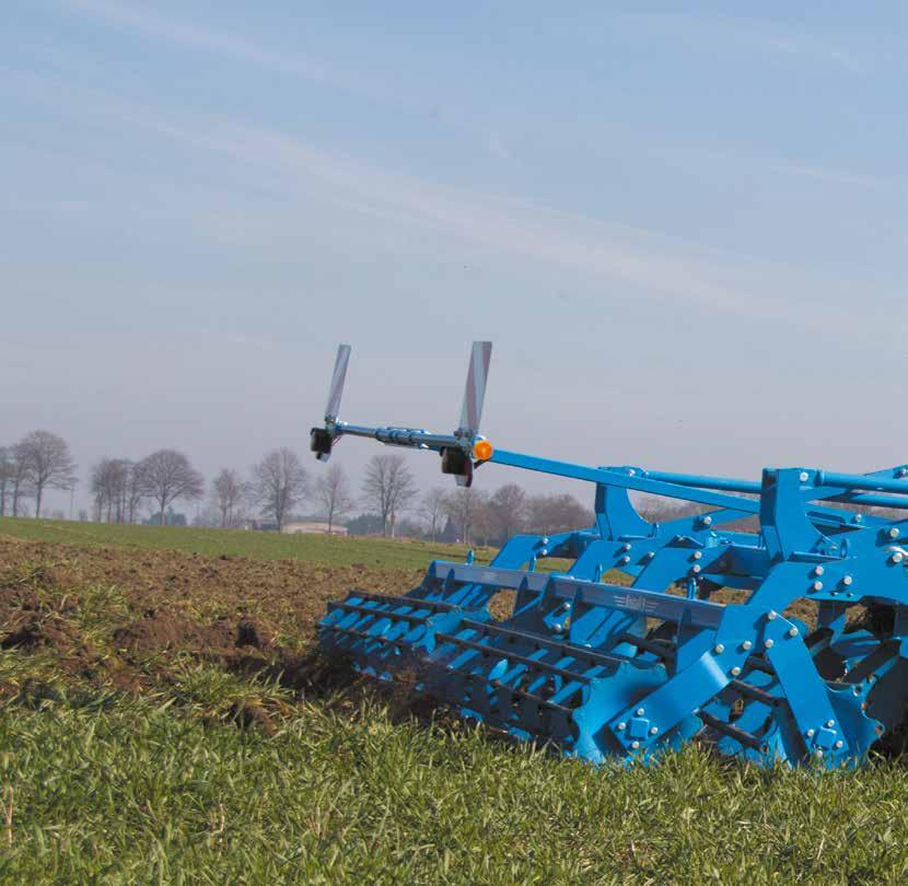 Het uitvalgraan bevindt zich dan in de bovenste grondlaag en kan snel ontkiemen. De tweede fase vindt ongeveer twee weken later plaats. Nu wordt met dezelfde cultivator dieper gewerkt.