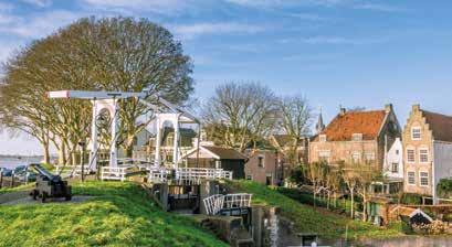Vanuit Spijkenisse varen we via de Oude Maas en de Nieuwe Maas langs Vlaardingen, Pernis, Eemhaven, Schiedam, Waalhaven, Maashaven (SS Roterdam) en de skyline van Rotterdam stad.