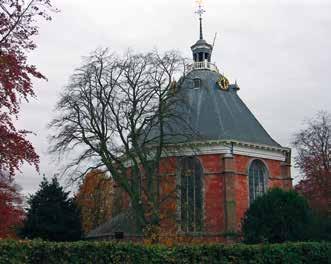 Willemstad heeft de vorm van een zevenpuntige ster. De bastions en vestingwallen zijn nog grotendeels intact.