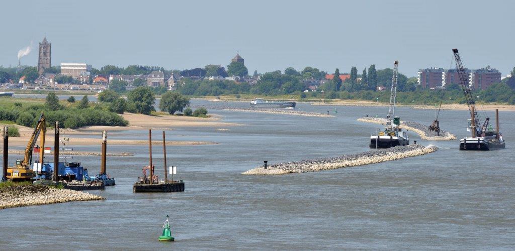 Hierdoor slinkt de dekking op objecten in de rivierbodem en de stabiliteit van infrastructuur langs het water.