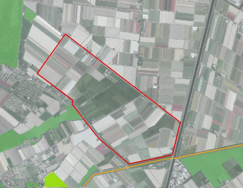 Afbeelding 5. Ligging van het plangebied (rood) ten opzichte van de EHS natuur (groen). Oranje lijn: ecologische verbindingszone (bron: Natuurbeheerplan 2013). 3.