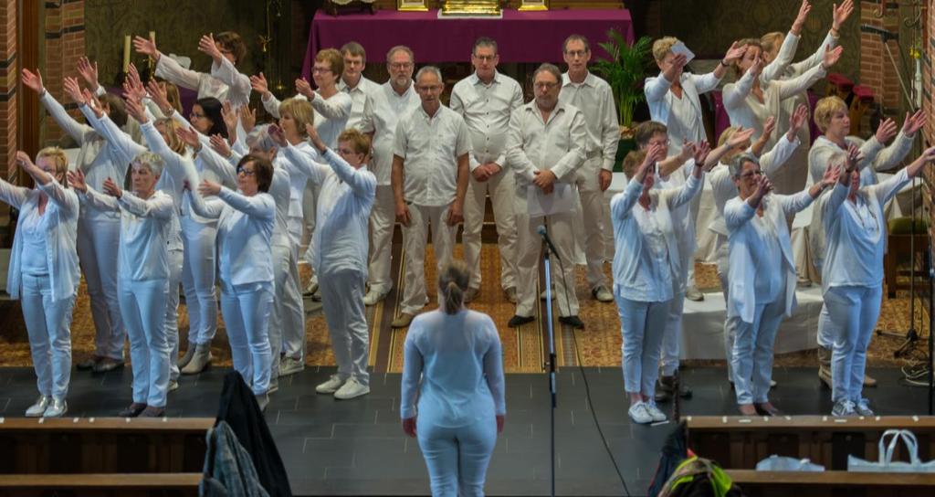 4. Kijk omhoog Kleding: Wit met roze sjaals Arlene: dwarsfluit Lage podium stukken voor sopranen en alten.
