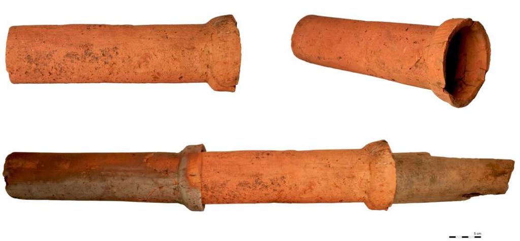 Tot het drinkgerei van glas behoren drie fragmenten van drinkglazen:, twee schachten van Roemers met draadvoet en een dubbel rij braamnoppen uit Waldglas (AVW2-2#44 en 45, 1675- ) en een stam met