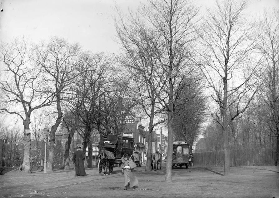 Over deze veendijk liep de Veenweg, sinds 1898 de Amstelveenseweg genoemd in Amsterdam en als de Amsterdamseweg, de Dorpsstraat, de Handweg en de Bovenkerkerweg aangeduid in Amstelveen.