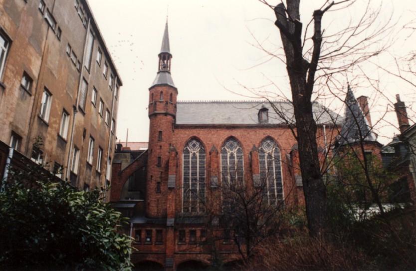 PAGINA 1/5 Liefdadigheidsstraat 41-45, Julianakapel en vml. klooster van de apostolinen van het Heilige Sacrament (foto 1993-1995).