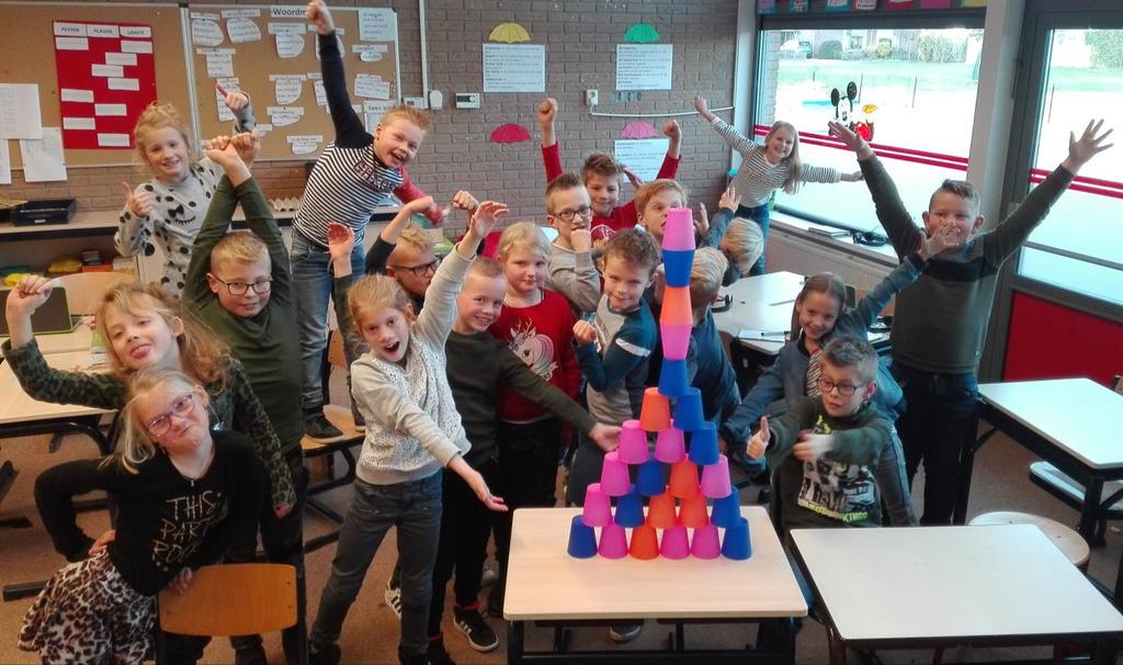 Groep 5 Jaaa, het was weer tijd voor een koffertje!! Deze keer moesten we 25 bekers stapelen. Maar hoe maken we met z n alleen een mooie toren van 25 bekers? Het is ons gelukt hoor!