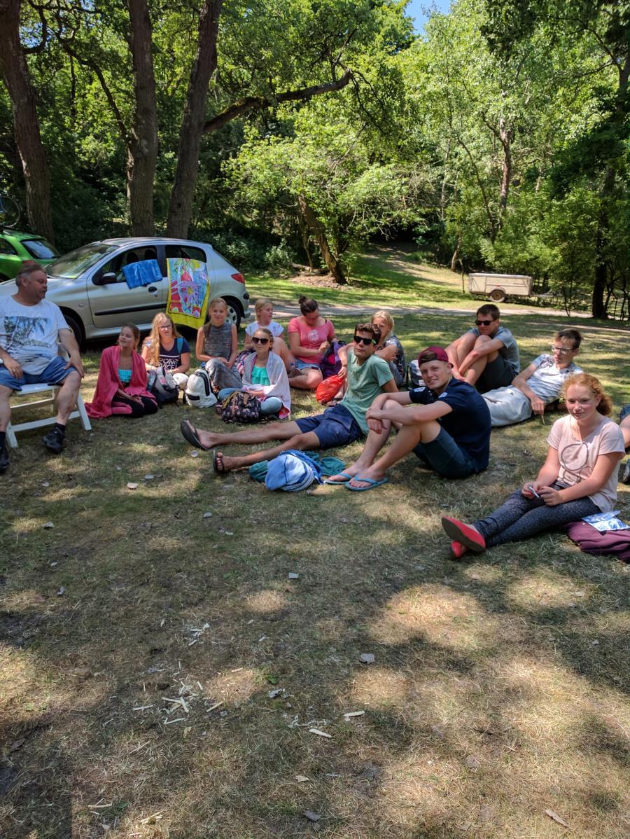 De vroege ploeg van het kamp (waaronder René, François, Bianca, Anja en Jorn) was vooruitgereden om het tentenkamp in de bossen bij Duinrell op te zetten. Nog best een klus voor zo'n klein groepje.