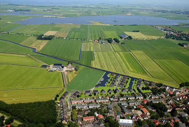 INLEIDING Beleid: inwoners bepalen De gemeente De Friese Meren telt ruim 51.000 inwoners, die in twee vlecken (Joure, Lemmer), één stad (Sloten) en 48 dorpen wonen.