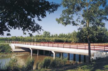 Het brugdek van een Vlakke brug kan worden toegepast voor licht en zwaar verkeer. Romein Beton heeft de prefab betonnen Rogir-P plaat ontwikkeld om relatief kleine overspanningen tot ongeveer 10.