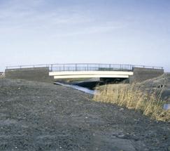 50 meter; voor bredere bruggen kunnen meerdere elementen naast elkaar worden gelegd.