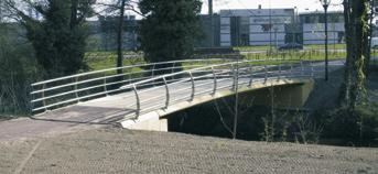 Geldrop, Hofdael - Haro-VL brug in gekleurd beton - leuning type Puttershoek in RVS - lengte: 12.00 m.
