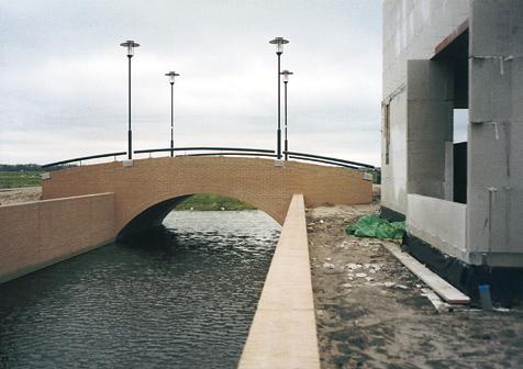 Ondanks die veelheid aan mogelijkheden is de bouwtijd van een Romaanse brug kort, net als bij de andere prefab bruggen van Romein Beton.