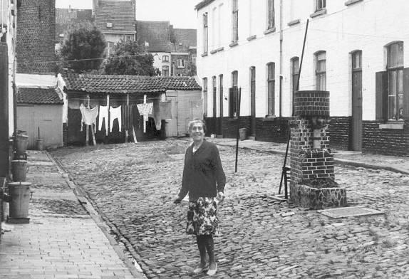 Foto 1968. Beluik Stalhof nrs. 18-64 Kijker, hoe oud zou dit vrouwtje zijn geweest in 1968, het jaar dat de foto is getrokken?
