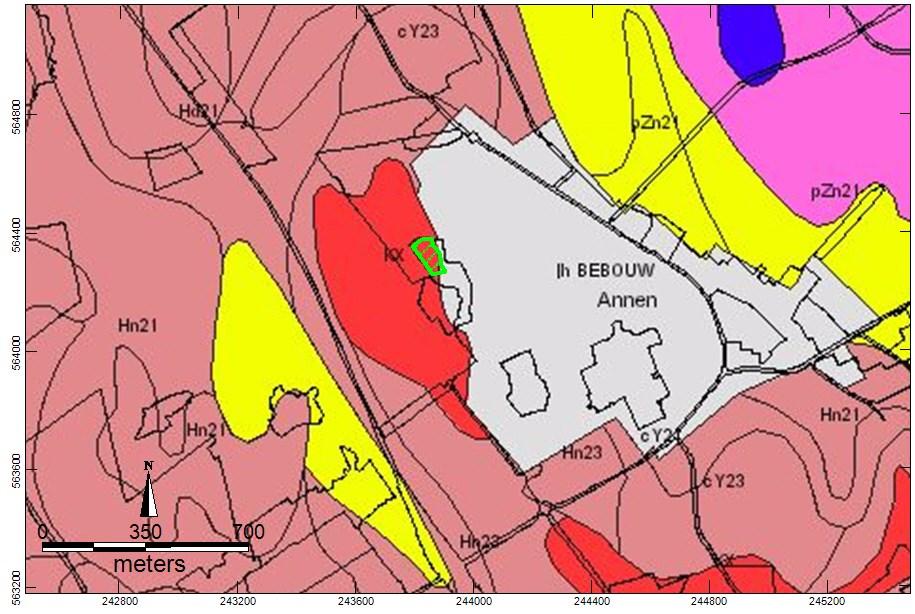 Bodem (zie afbeeldingen 4 en 5) Op de bodemkaart ligt het plangebied in een zone waar keileem of potklei ligt. (code KX sv). In de omgeving zijn in de zandgronden podzolbodems aanwezig.
