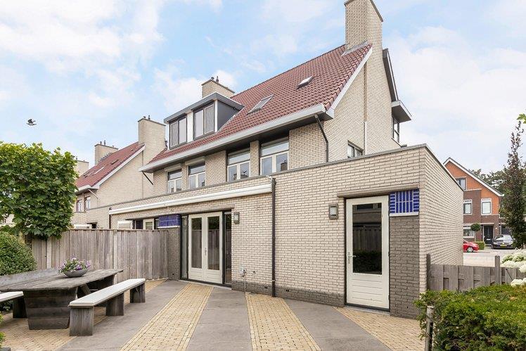 In de jonge wijk "het Zeeland" is deze uitgebouwde helft van dubbel woonhuis met verlengde