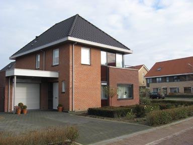 - Aan de voorzijde van de woningen worden als erfafscheiding hagen ingeplant en in de voortuin een boom van de 3 e orde. Voor de tuinmuren, hagen en bomen geldt een instandhoudingsplicht.