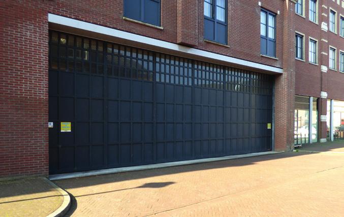 Speciale schuifdeuren voor specifieke toepassingen Binnenschuivende deur met speciale vakverdeling (12m breed, 4,3m hoog), elektrisch bediend