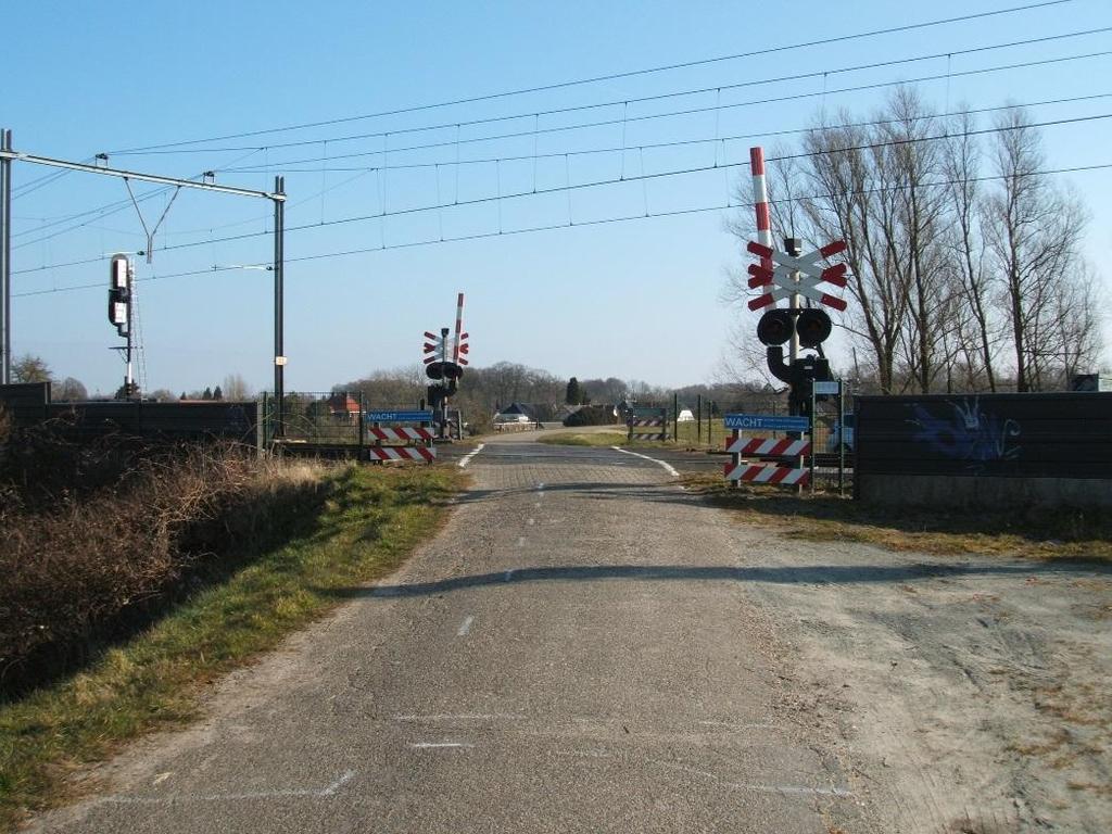 1. 046/032.029, Waardenburg, Waalbanddijk Afbeelding 2, Waalbanddijk, westzijde. Spoorsituatie 1. Overweguitrusting De overweg is in 2002 voorzien van een mini-ahob. 2. Treinsnelheid en sluitingsduur overweg De treinsnelheid is normaal gesproken de baanvaksnelheid met een korte sluitingsduur.