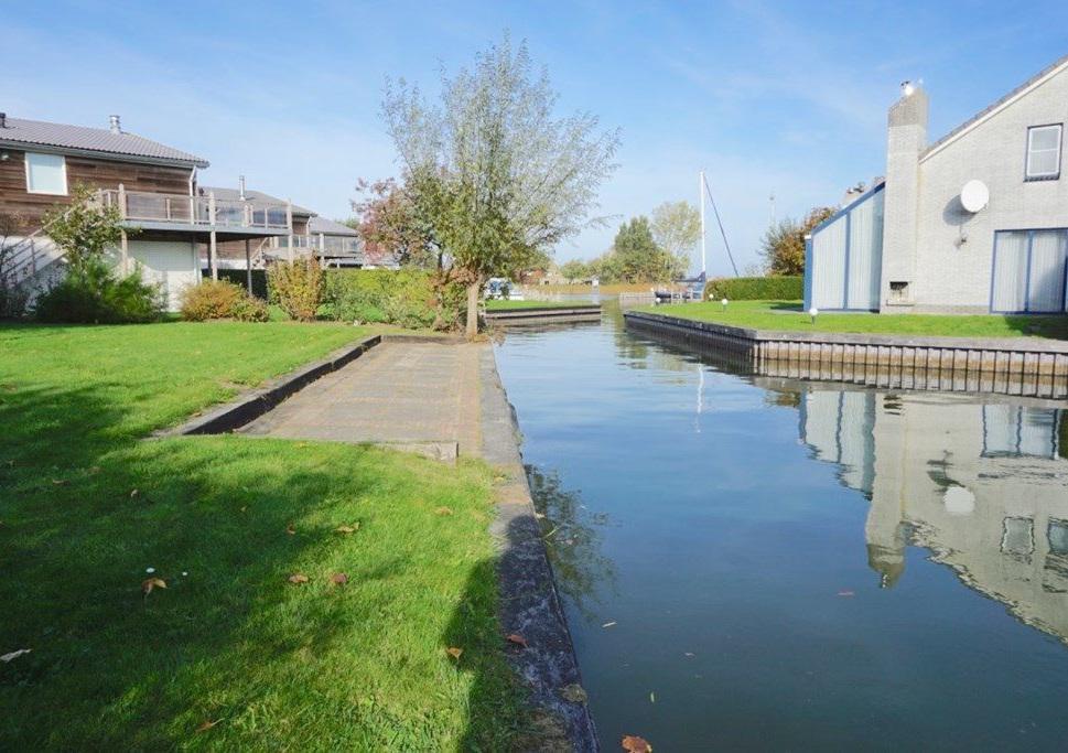 grootste slaapkamer aan de waterzijde.