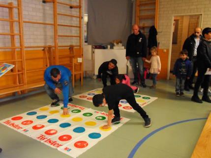 De kinderen leren over zaden, vruchten, planten en zij