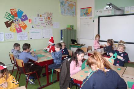 Na schooltijd werd de warme markt opgezet. Vele bezoekers kochten een leuke attentie.