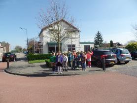 We zien op het plein en vanuit de ramen van de school hoe de bomen en planten weer uitlopen. Wat heeft God alles mooi gemaakt! We hopen dat het tijdens de meivakantie ook mooi weer is!