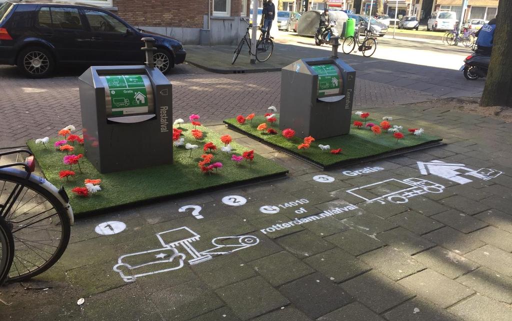 Afbeelding 5. De containers met gras en bloemen, nieuwe stickers en stoepcommunicatie op de Rijsoordstraat.