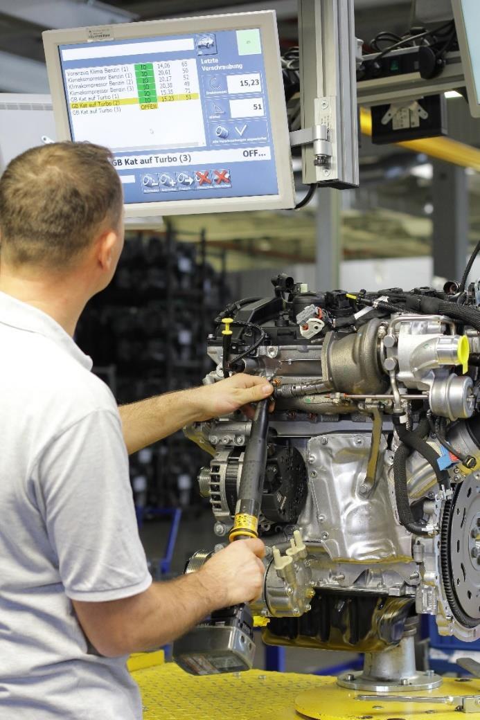 Magna verhoogt flexibiliteit in de motormontage 4/7 Op de beeldschermen zien de medewerkers, welke schroefpunten ze als volgende moeten bewerken.