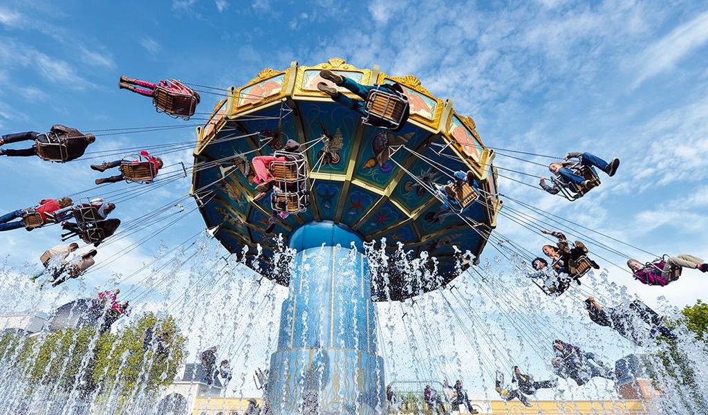 Wij hebben ervoor gekozen om met alle leerlingen en al het personeel naar Phantasialand te gaan. De bedoeling is dat de school deze dag is gesloten.