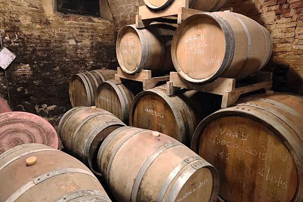 De wijnproductie is zonder meer zeer traditioneel te noemen. Er wordt vergist met autochtone gisten, met een pied de cuve om de gisting op te starten.
