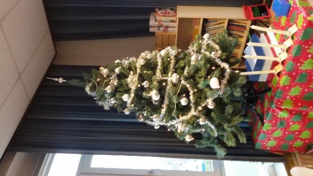 Liedjes zingen, kleuren, knutselen etc. De kerstboom in de klas staat al helemaal versierd en wij zijn er klaar voor.