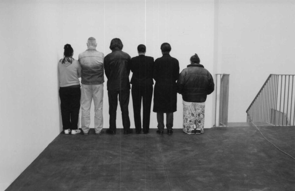 Figuur 9: Santiago Sierra: Group of Persons Facing the Wall and Person Facing Into a Corner, 2002
