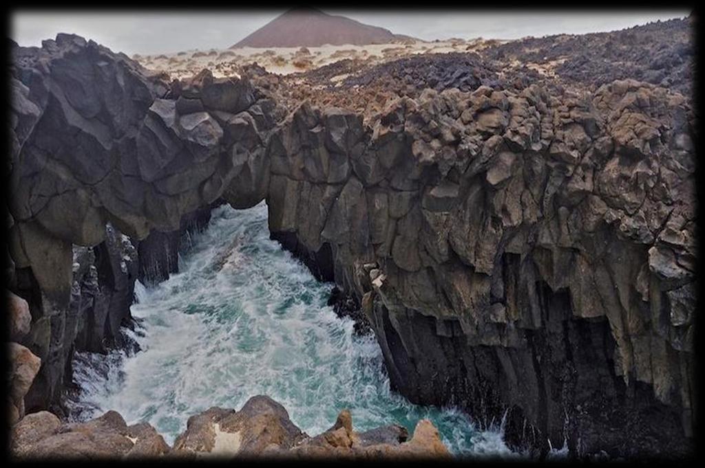 Los Arcos heeft een aantal natuurlijke bruggen die uit lava