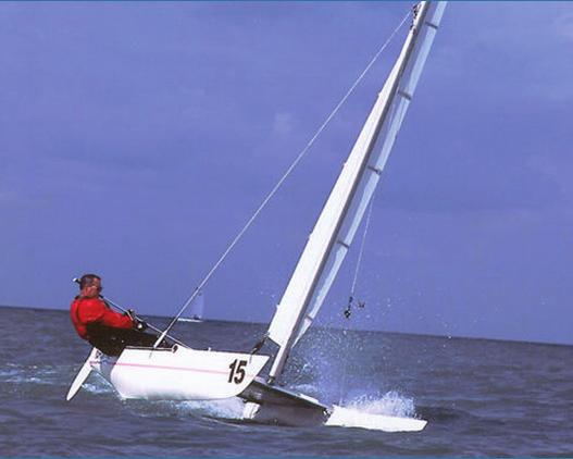 KISSING THE WAVES Om de optimale snelheid te halen moet de loefromp de toppen van de golven nét raken.