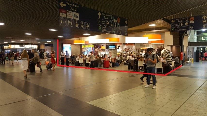 ) In de centrale hal van het station komt er een commerciële ruimte ter beschikking, centraal gelegen tussen de hoofdingangen Hortaplein en Fonsny.