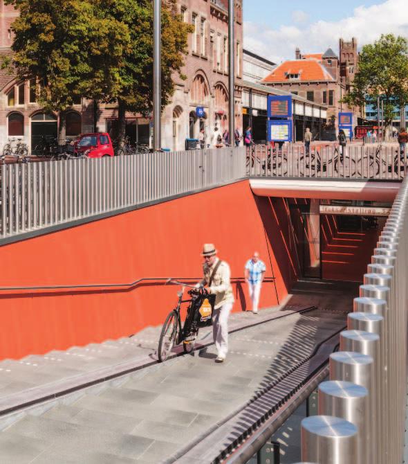 Direct ontsloten vanaf de Kruisweg, de centrale fietsloper door de stad, is onder het Sta onsplein één van de grootste fietsenstallingen van Europa gerealiseerd, het Fietssouterrain, met ruim 5000